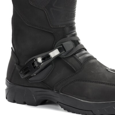 Bota Colorado adventure de caña corta, fabricada con piel flor negra mate impermeable